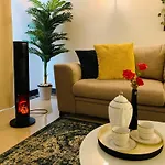 Adorable Sunny Apartment With Free Pool And Mall Access