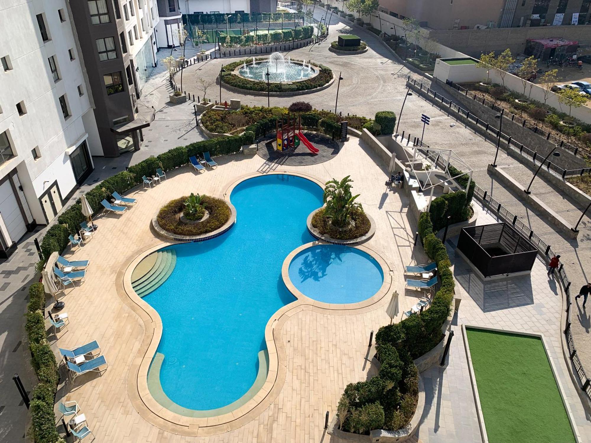 Adorable Sunny With Free Pool And Mall Access Apartment *
