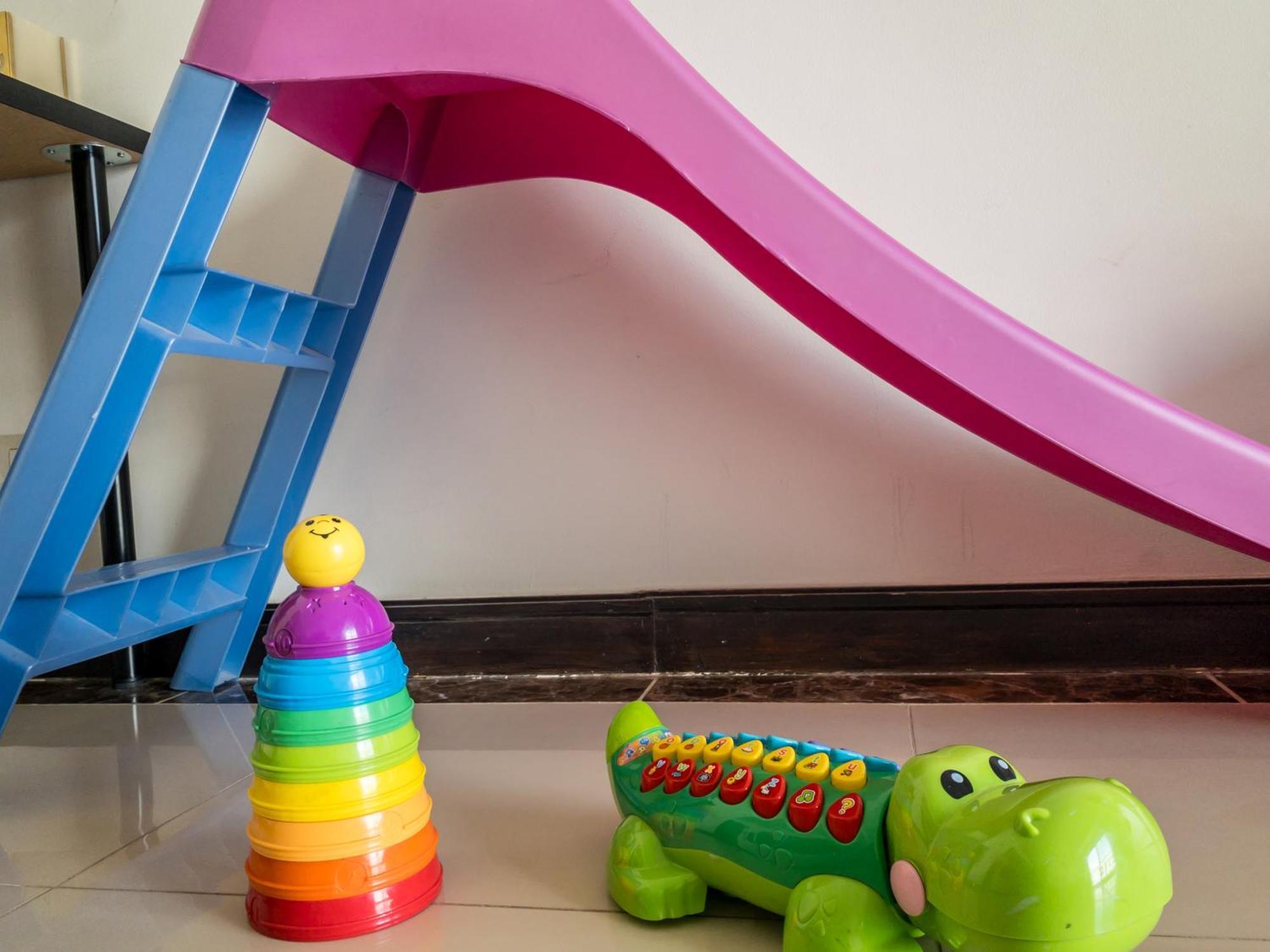 Adorable Sunny With Free Pool And Mall Access Apartment