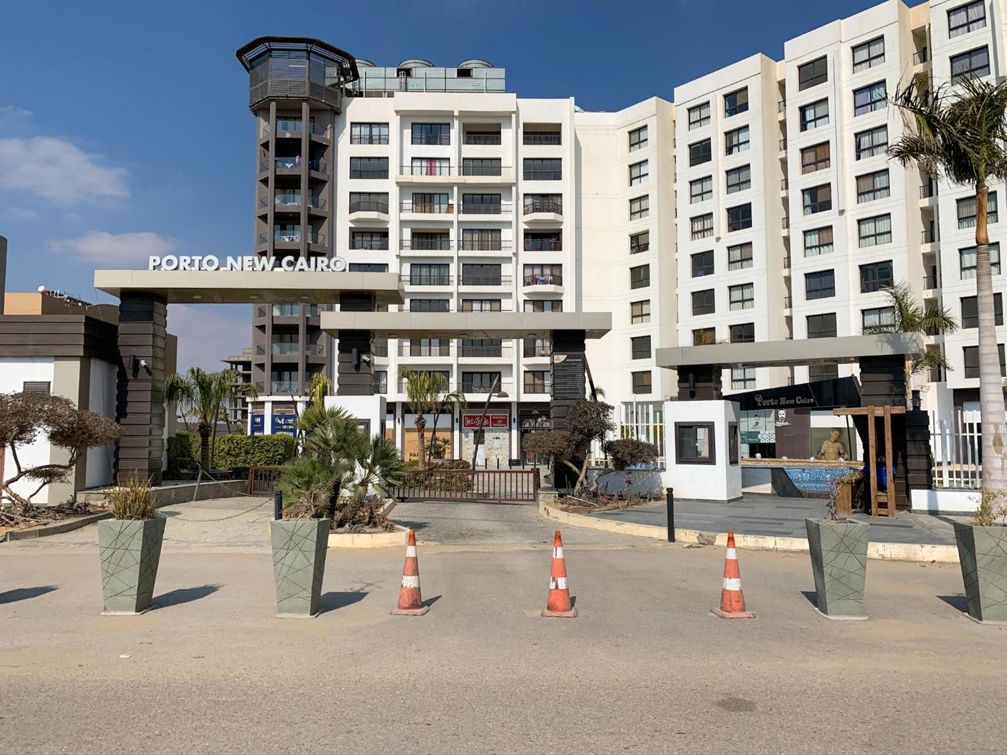 Adorable Sunny With Free Pool And Mall Access Apartment