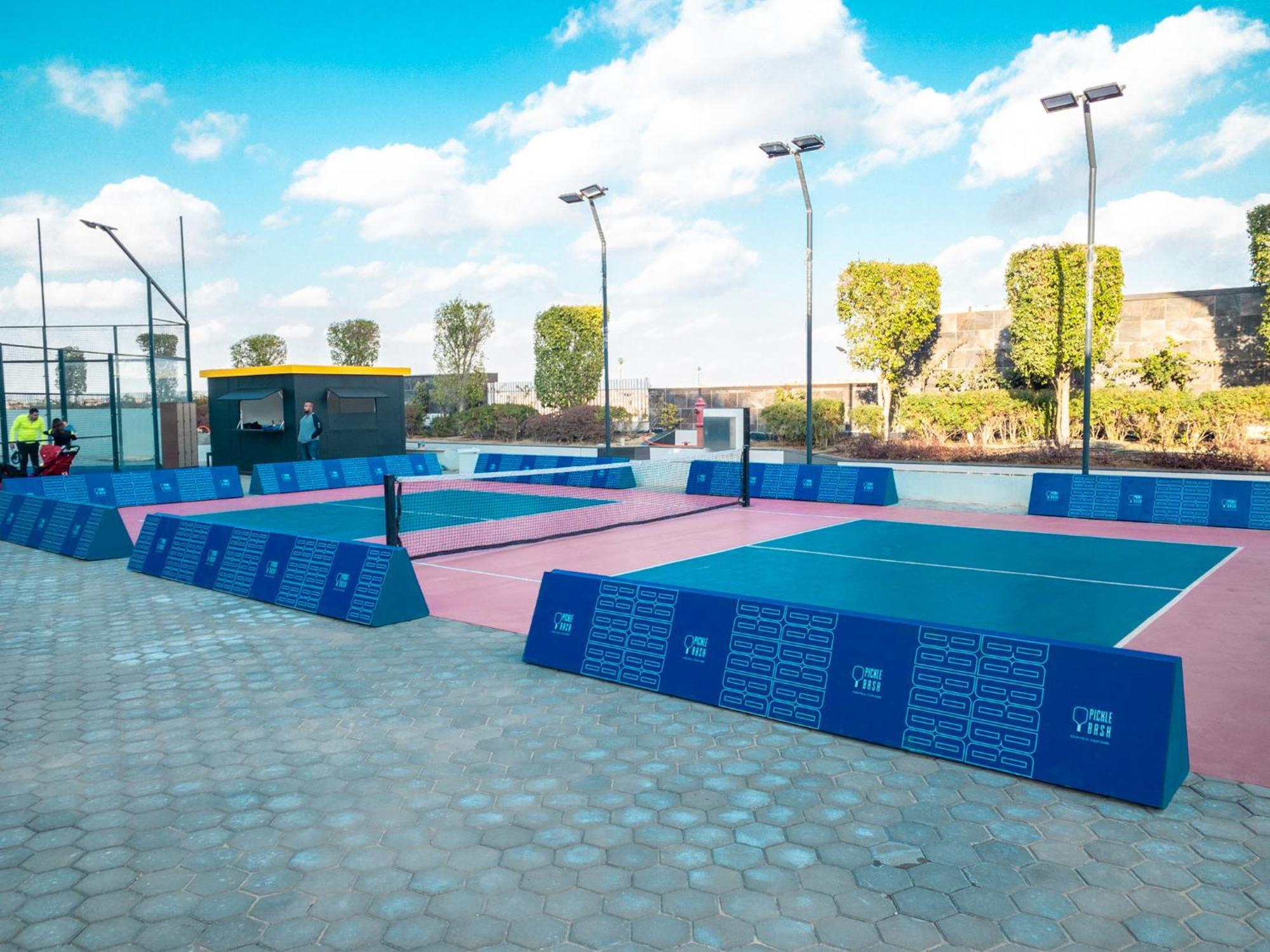 Adorable Sunny With Free Pool And Mall Access Apartment