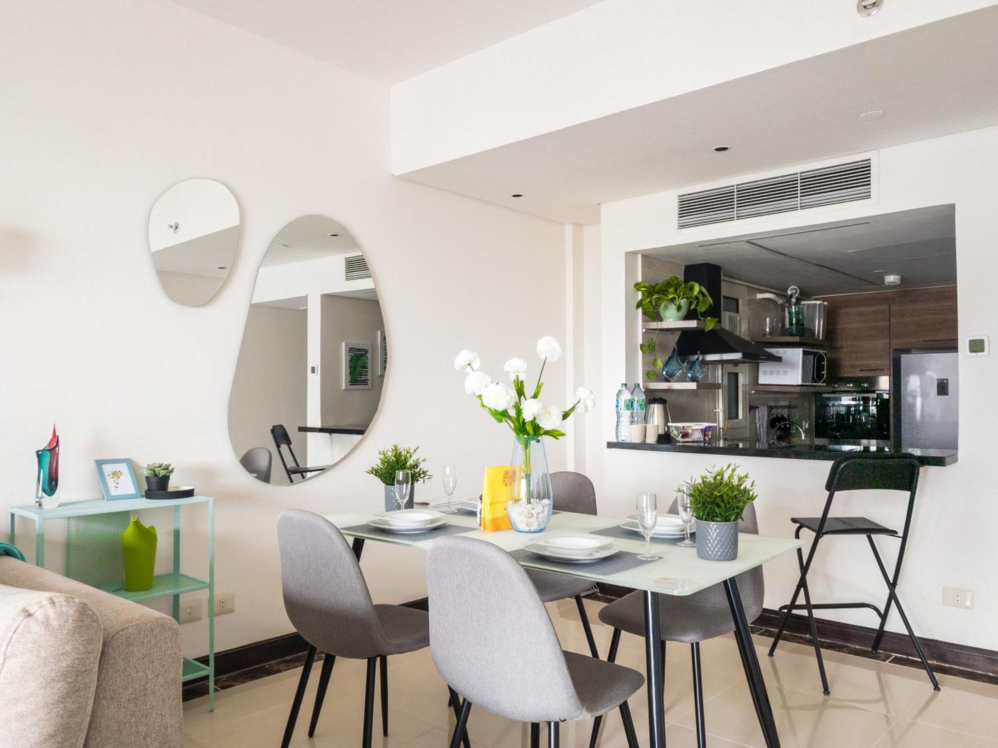 Adorable Sunny With Free Pool And Mall Access Apartment *
