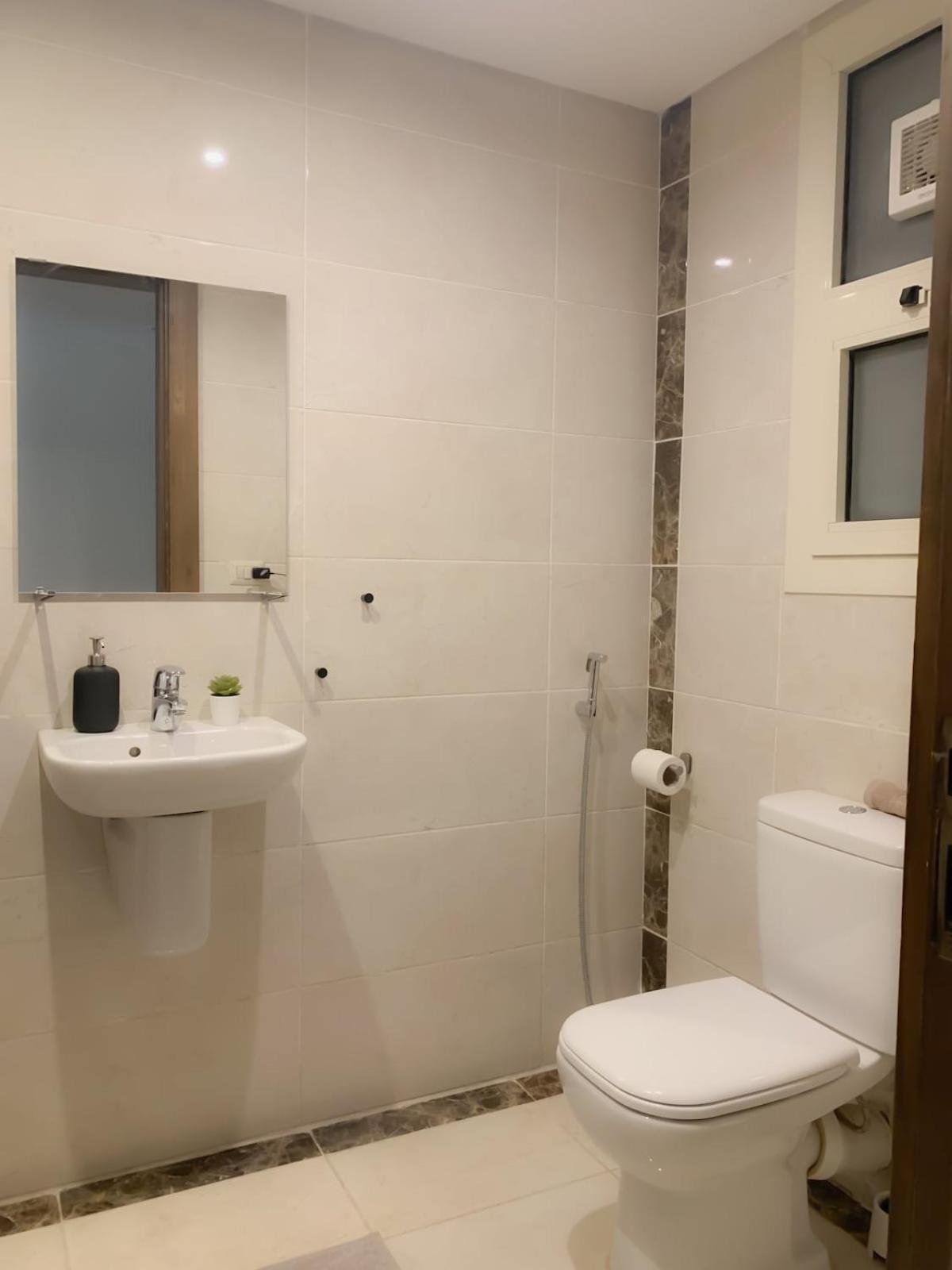 Adorable Sunny With Free Pool And Mall Access *