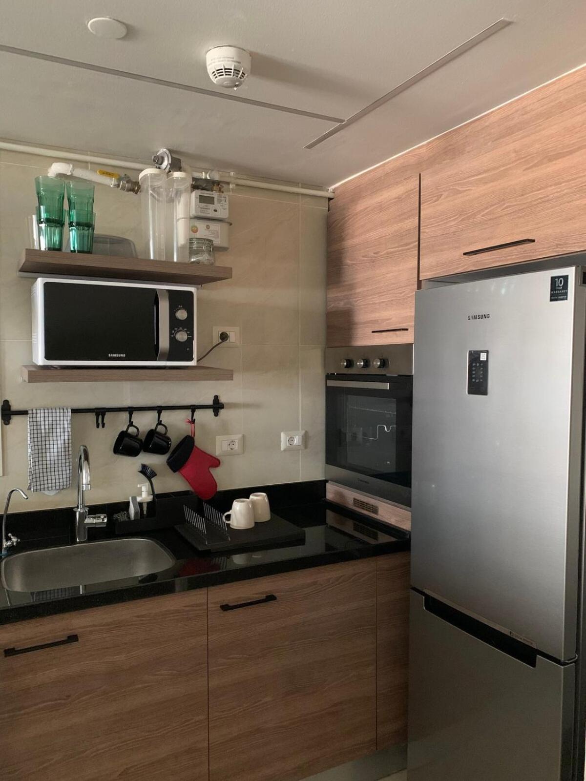 Adorable Sunny With Free Pool And Mall Access Apartment