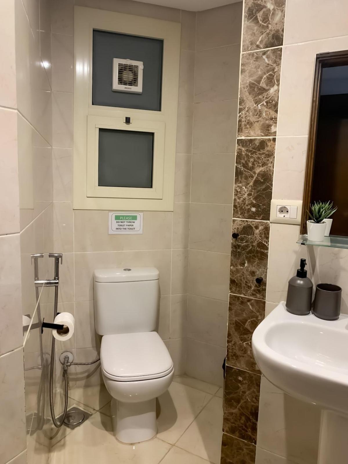 Adorable Sunny With Free Pool And Mall Access Apartment *